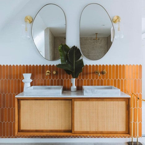 Kleurrijke badkamer met een badkamermeubel van Furnified.ALT