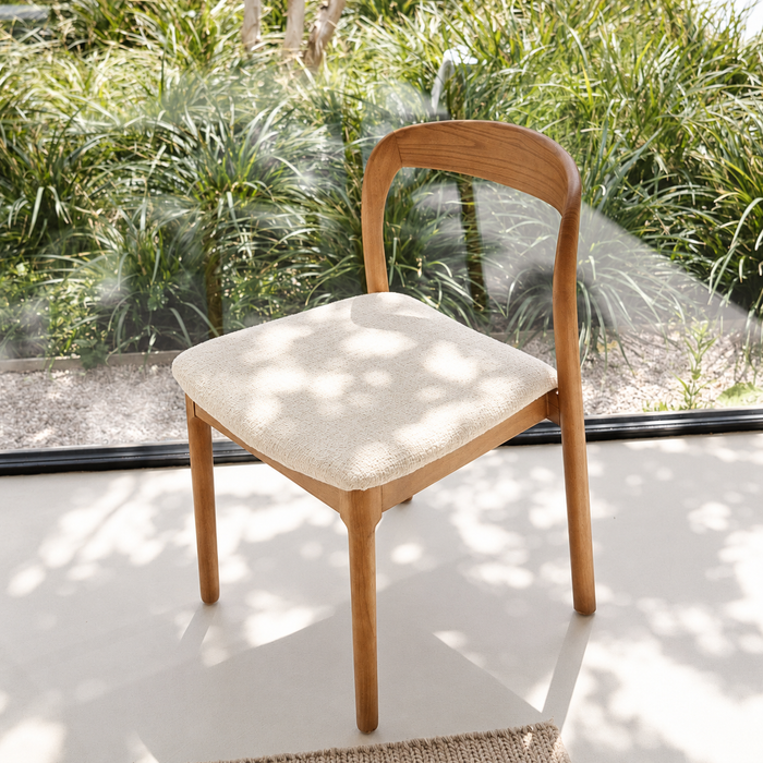Eetkamerstoel Chale licht walnoot ivory bouclé