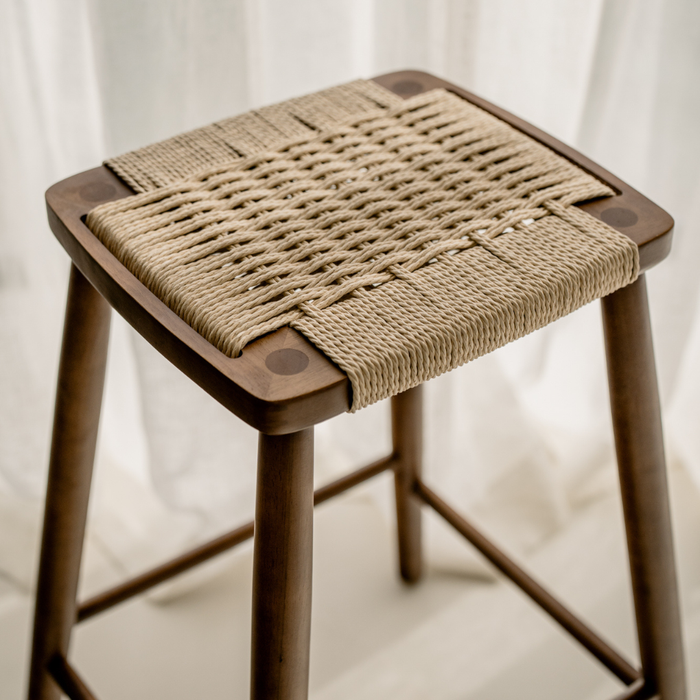 Taburete Belli - Altura del asiento 65 cm - Color nogal oscuro - Asiento tejido