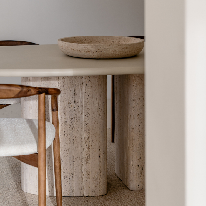 Ovale Esstisch Zira - Weißer Travertin-Fuß - Microskin Platte - Latte - 260 cm