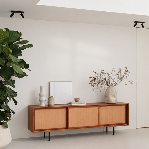 Rotan dressoir Oskar teak/naturel riet 220 cm – warme belichting en zachte raamschaduw