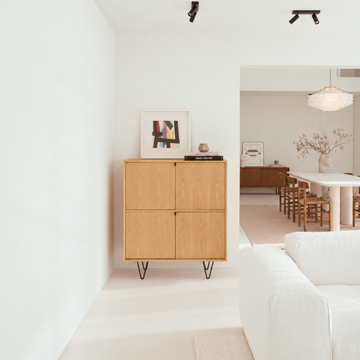Hoog dressoir Bob eik Scandinavisch 100 cm – warme belichting en zachte raamschaduw