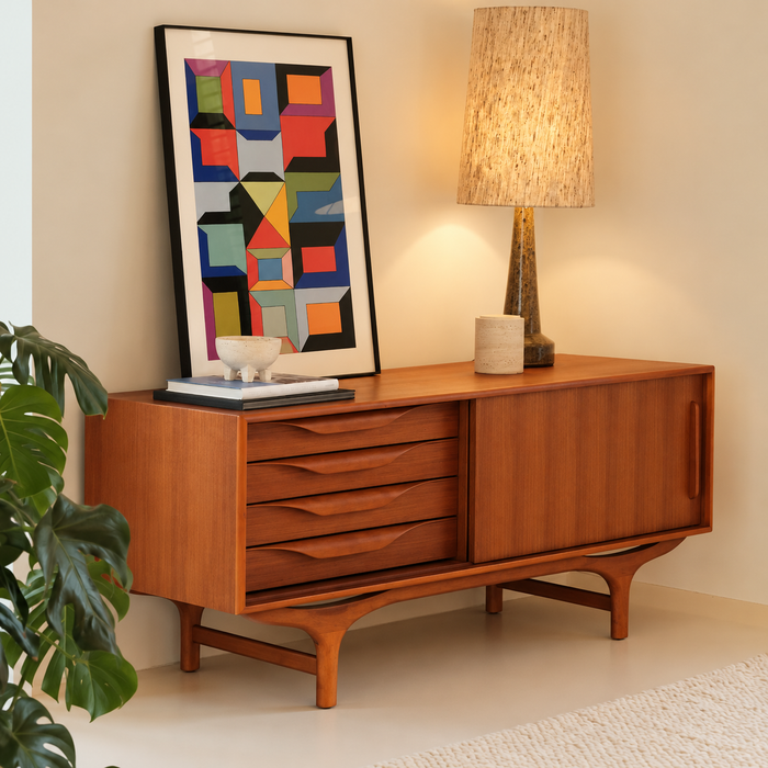 Retro dressoir Josephine jaren 60 teak 140 cm – warme belichting en zachte raamschaduw