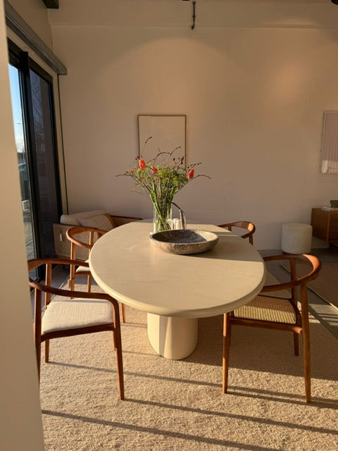 MicroSkin und StoneSkin Tische in unserem Showroom in Naarden